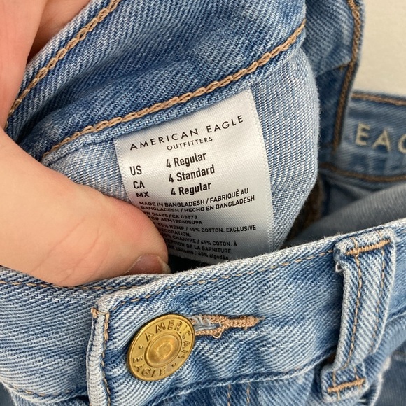 American Eagle Mom Jeans Denim Oversized Pockets Women’s Size 4 Light Wash Blue - Picture 6 of 8